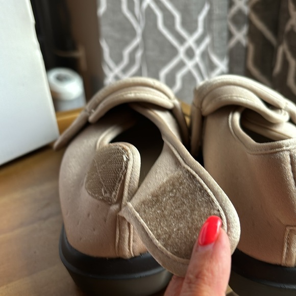 Propet slippers or shoes for swollen feet. Size 8 WIDE Sand stretchy upper NEW - Picture 5 of 10
